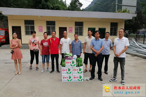 柞水公路管理段做好一线职工防暑降温工作（图）.jpg